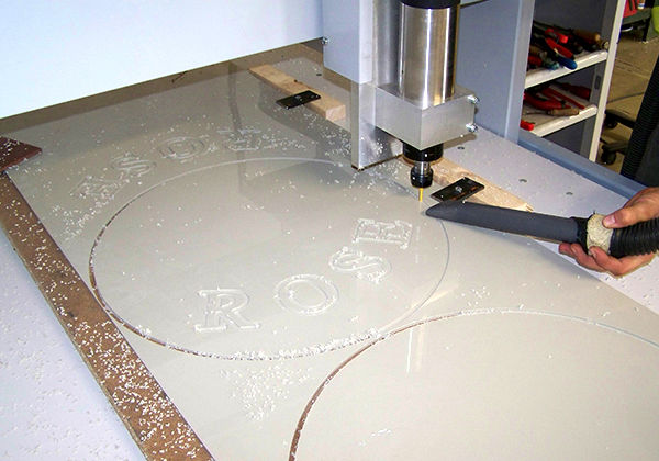 CNC marás, kivágás, gravírozás műanyag alapanyagra.